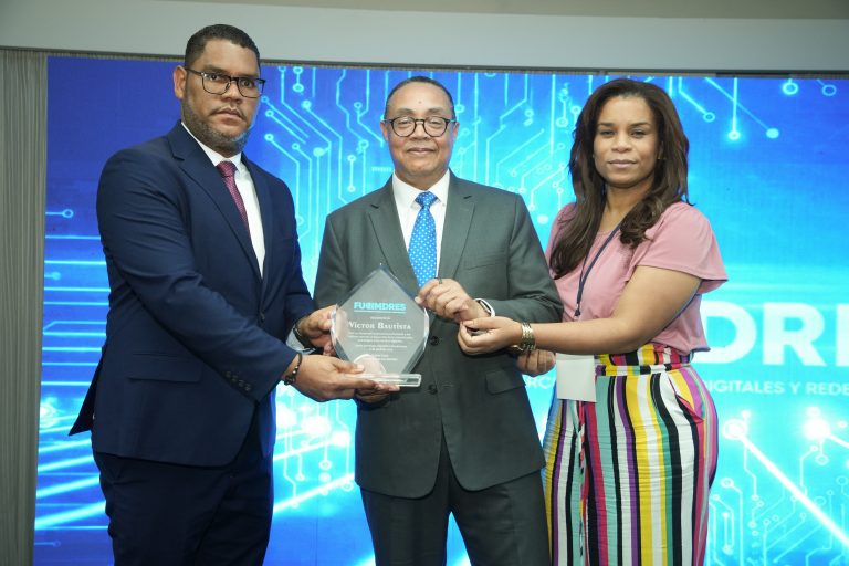 FUCIMDRES reconoce la trayectoria periodística de Víctor Bautista