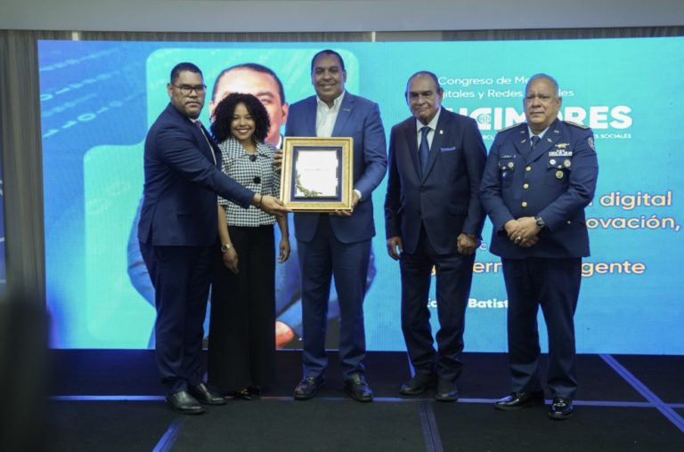FUCIMDRES reconoce al director de la OGTIC, Edgar Batista
